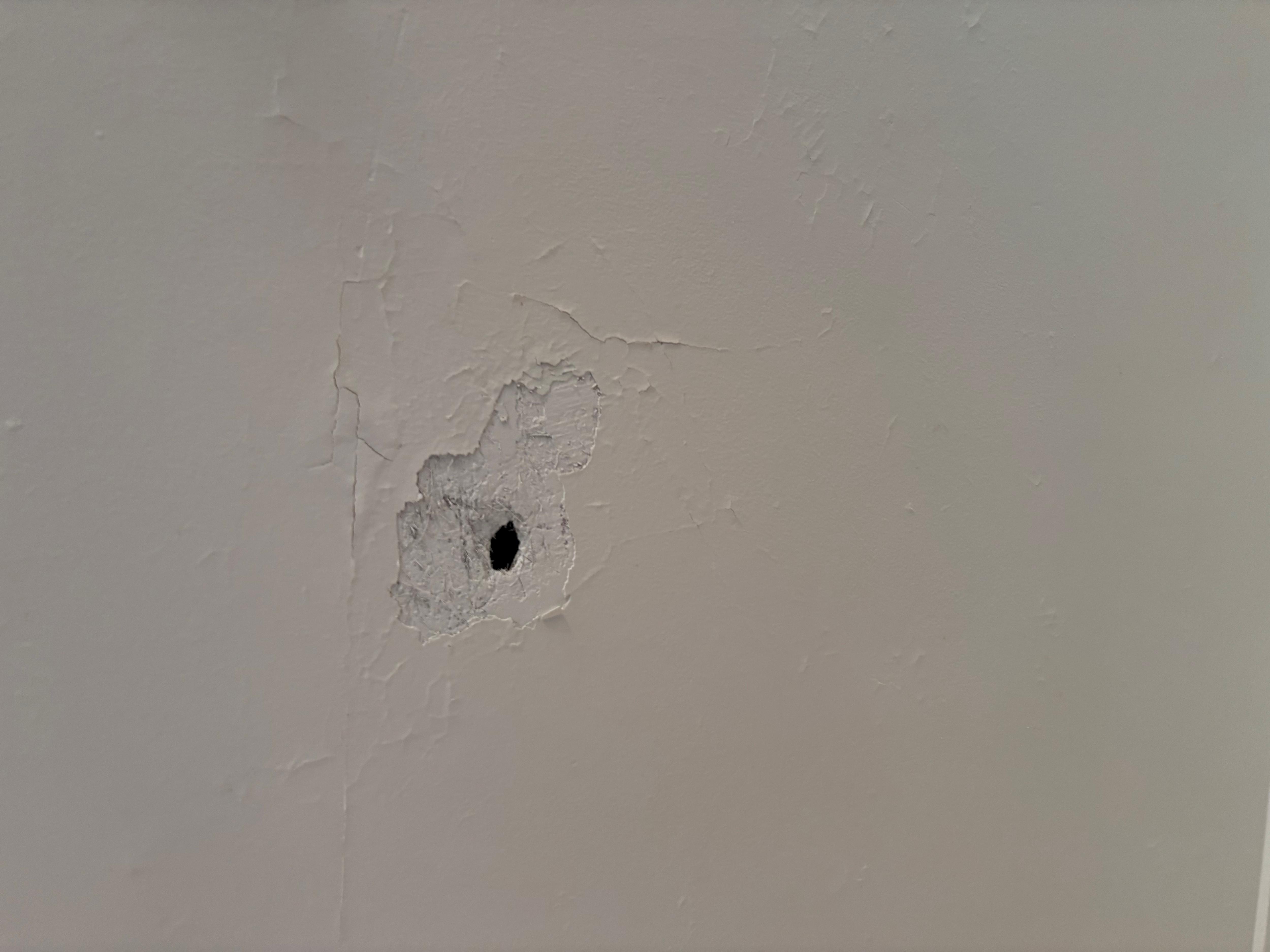 Aparece un agujero en el techo.