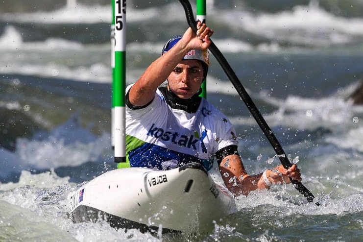 Jess Fox paddles between two poles at the K1 World Cup event