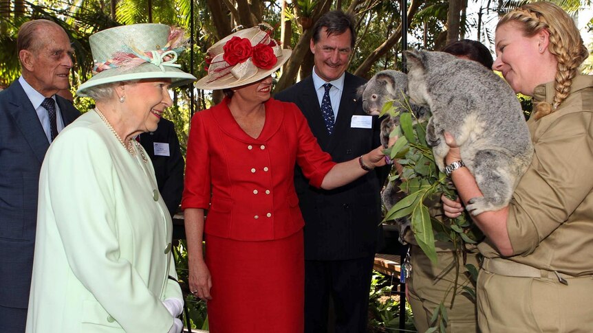 Queen Elizabeth II with Queensland Premier Anna Bligh is introduced to female koalas at South Bank (AAP: Lyndon Mechielsen)