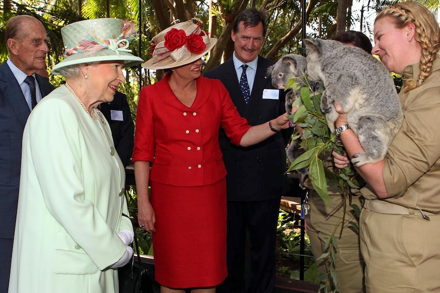 Queen Elizabeth II with Queensland Premier Anna Bligh is introduced to female koalas at South Bank (AAP: Lyndon Mechielsen)