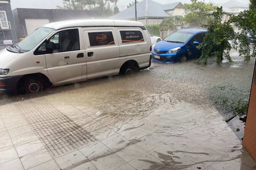 Water begins to rise in Woolloongabba where cars were parked on the street.