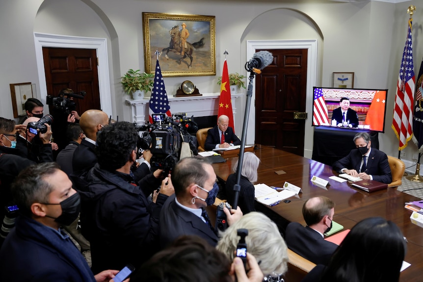 美国总统乔拜登在白宫与中国国家主席习近平几乎在屏幕上交谈。