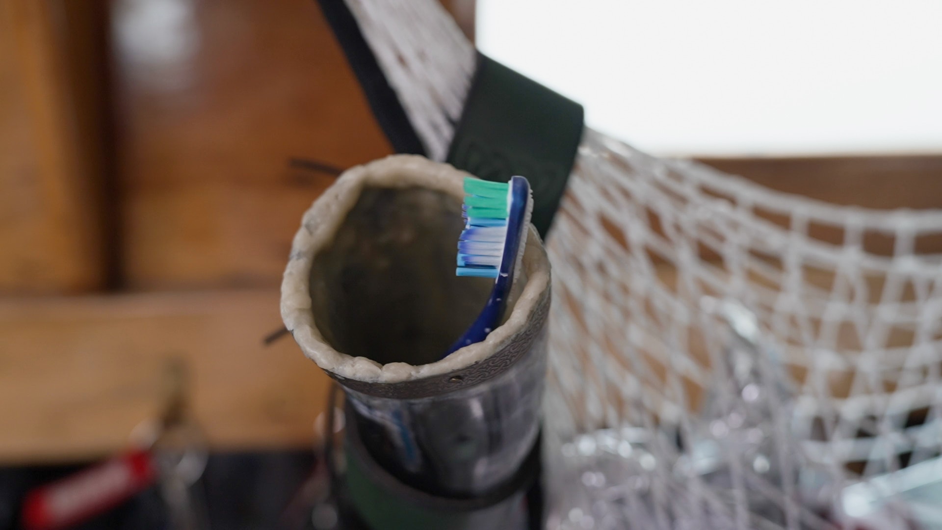 Primer plano de un cepillo de dientes en un soporte en un barco.