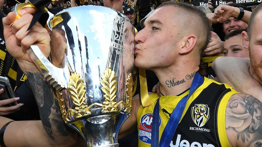 Dustin Martin kisses the premiership cup