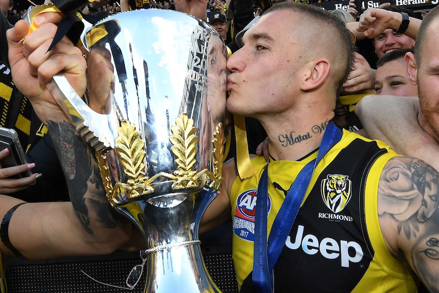 Dustin Martin kisses the premiership cup