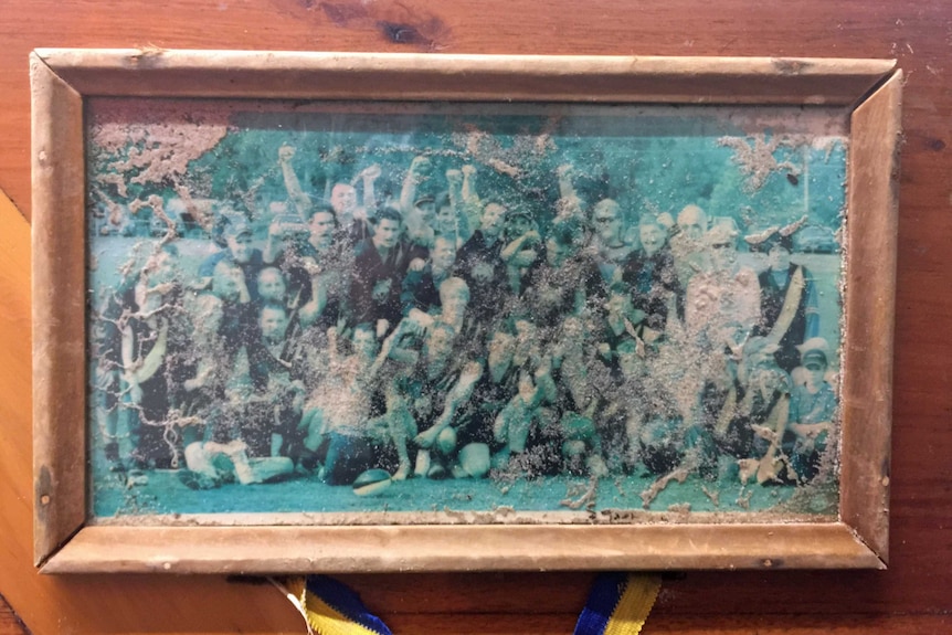 The photo on the plaque of the Railton Football Club