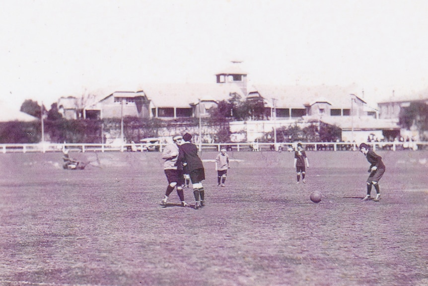 An image from the first women's football game in Australia, Queensland, 1921.