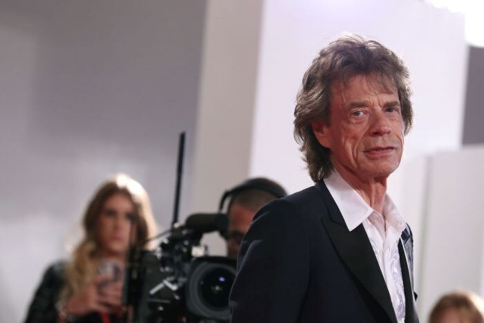 Anak termuda Mick Jagger dilahirkan ketika rocker ini berusia 73 tahun – tapi ibu anak berusia 29 tahun.