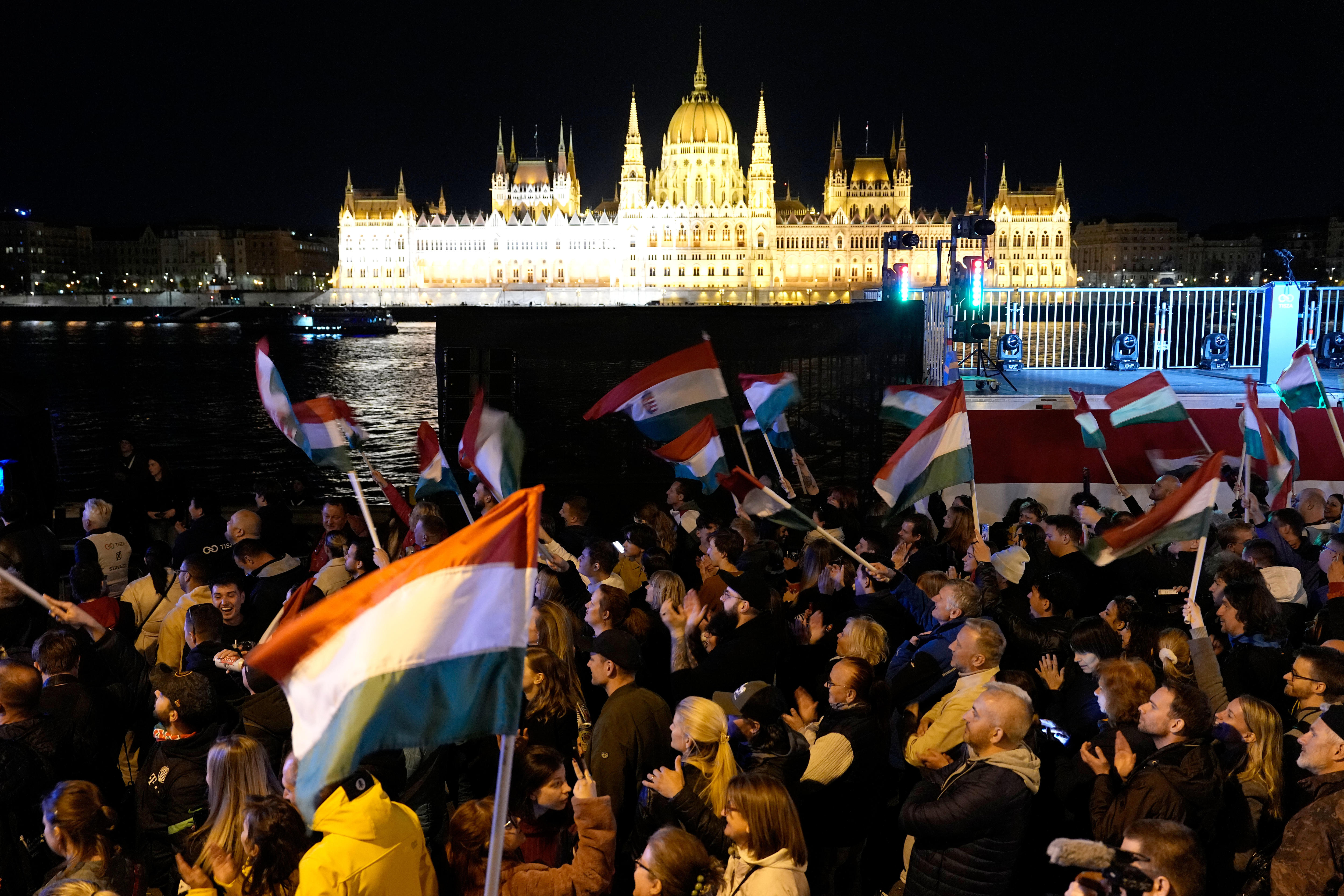 Los partidarios de Peter Magyer ondean banderas húngaras frente al parlamento en Budapest.