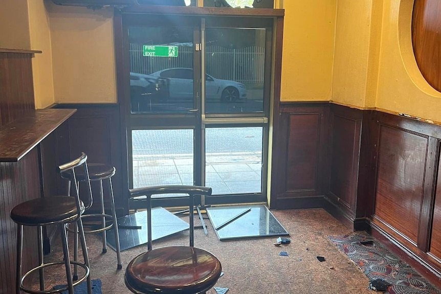 Las ventanas y puertas de Todd Tavern fueron destrozadas después de los disturbios del martes.