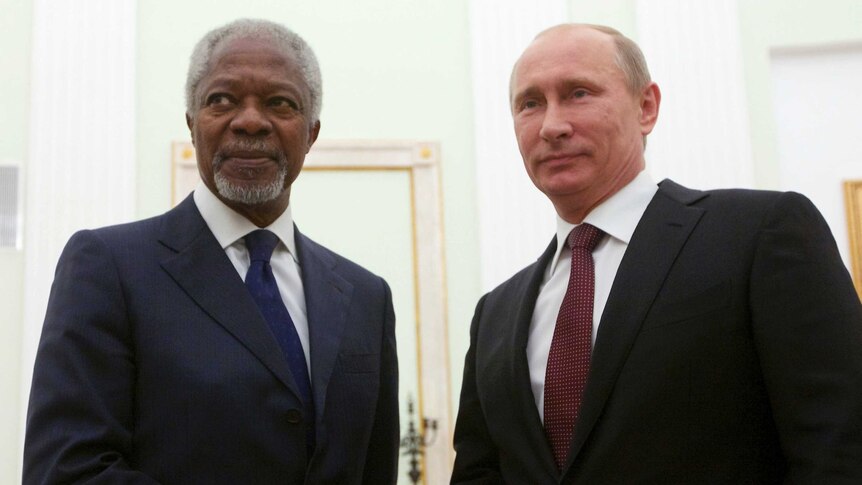 Kofi Annan shakes hands with Vladimir Putin