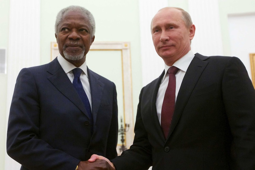 Kofi Annan shakes hands with Vladimir Putin