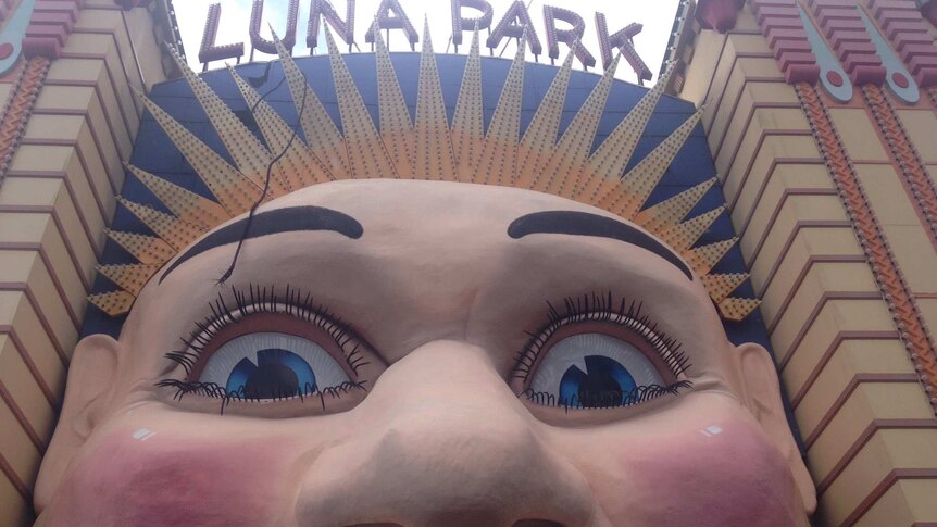 Crane cable hangs from Luna Park face