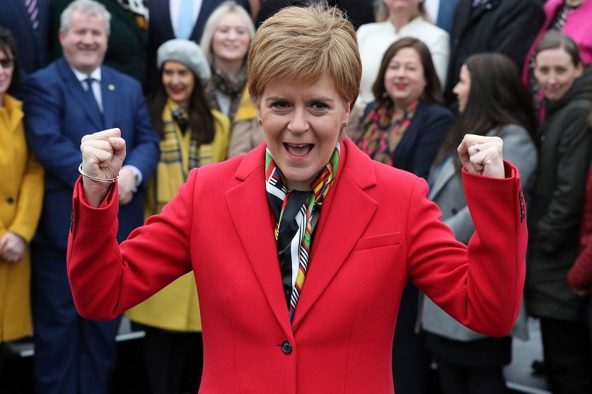 스코틀랜드 총리 니콜라 스터 전 (Nicola Sturgeon)이 빨간 치어 재킷을 입고있다.