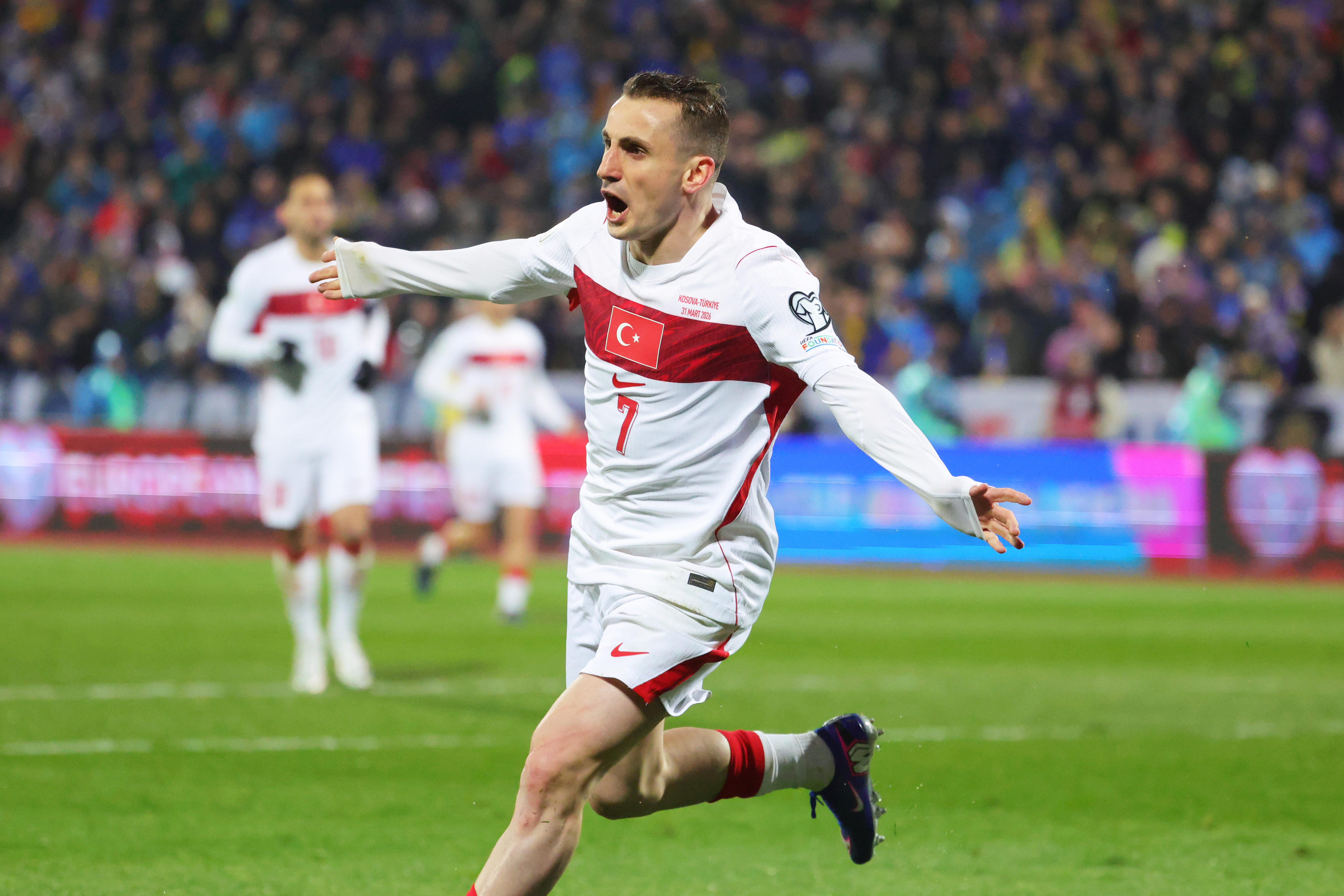 Kerem Aktuerkoglu celebra un gol de Turquía contra Kosovo en un partido de clasificación para el Mundial.