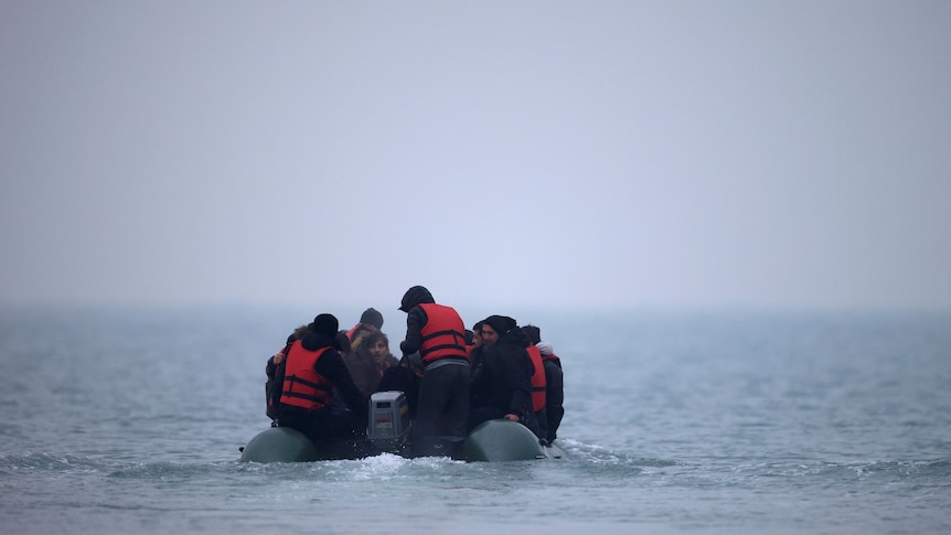 Migrants cross channel