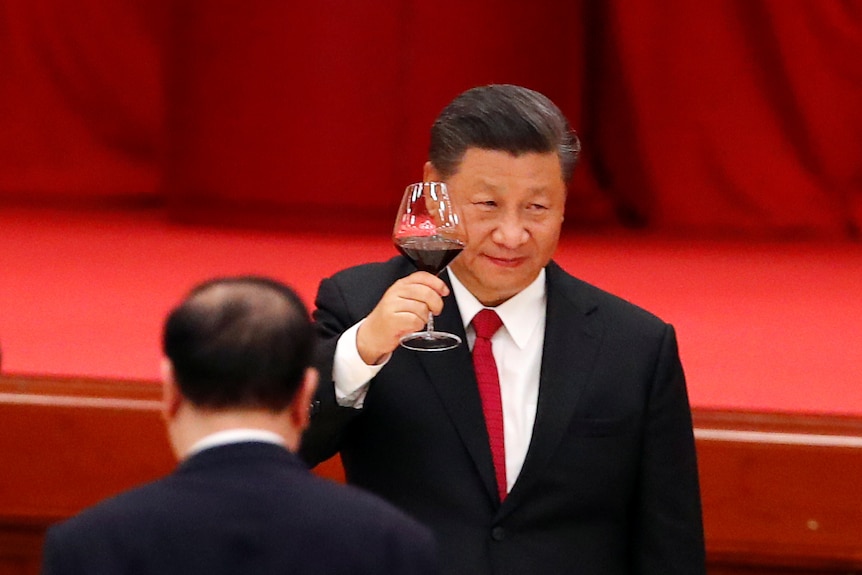 Xi Jinping raises a glass of wine. 