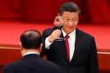 Xi Jinping raises a glass of wine. 