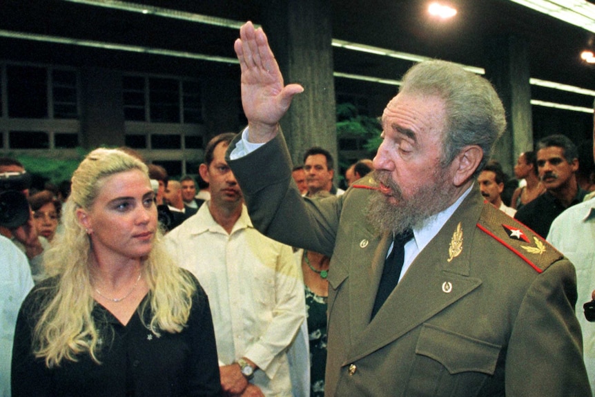 Fidel Castro with Australian marathon-swimmer Susie Maroney after presenting a certificate of honour