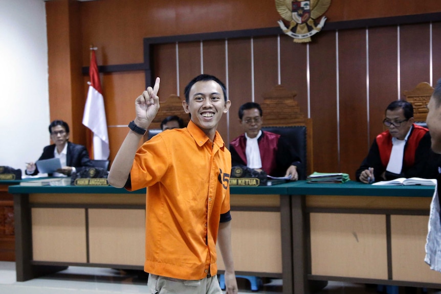 Islamic militant Dodi Suridi gestures as he enters the court room prior to his sentencing, October 20 2016.