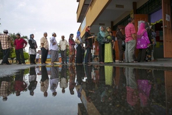 Malaysians stand in line to vote at a polling station in Penanti on May 5, 2013.