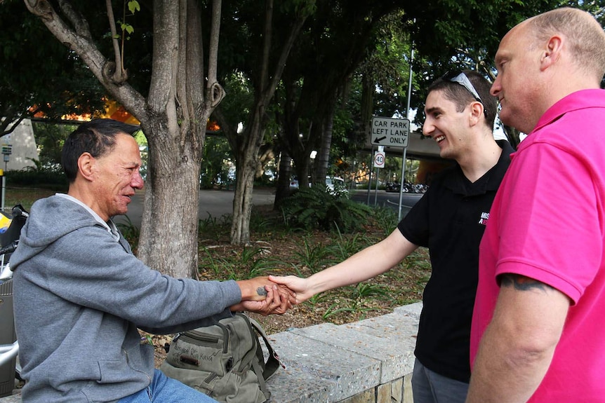 Nigal Papanui meets with Missionbeat drivers in a park