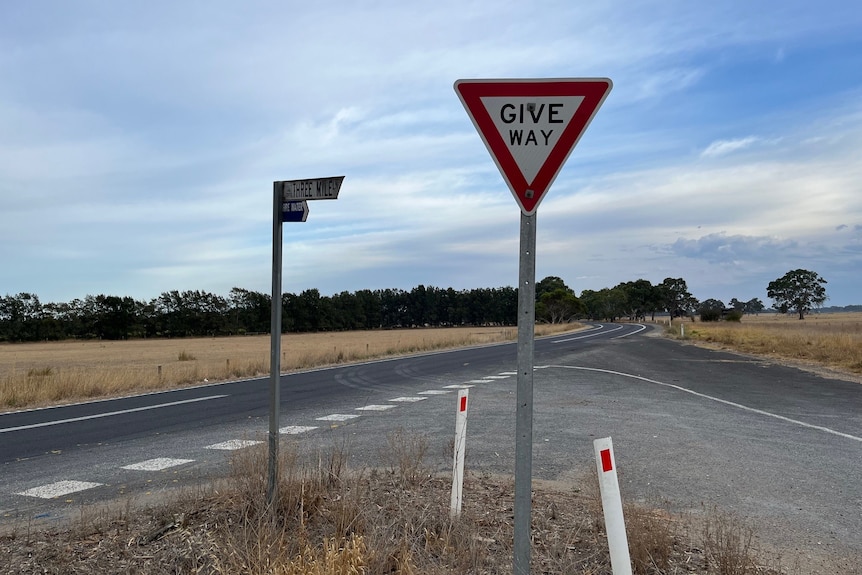 An intersection with a give way sign