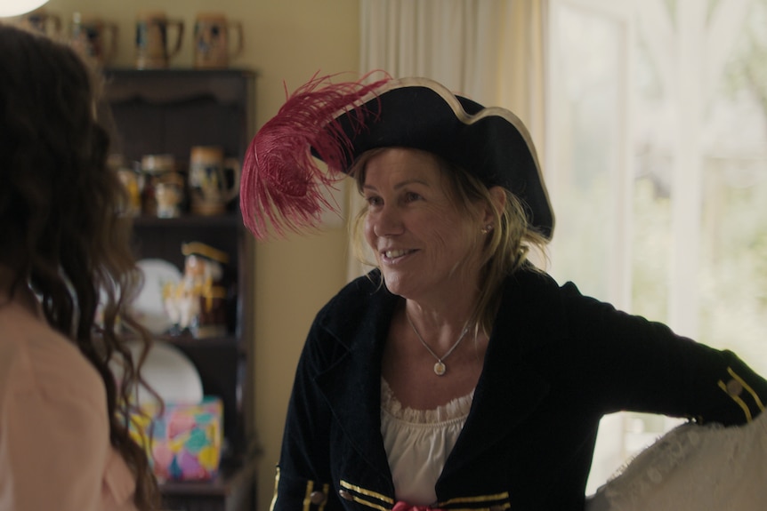 佩妮以海盗的身份参加了她孙子的生日聚会，尽管没有其他人打扮成她的样子。