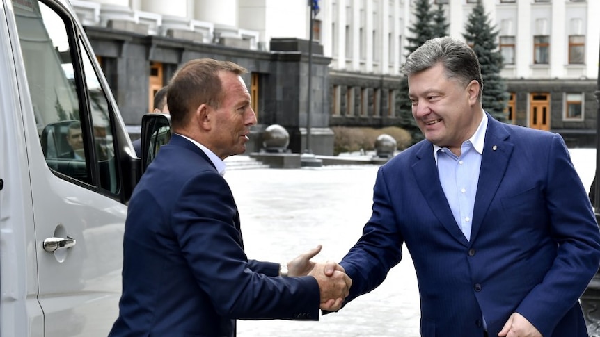 Tony Abbott shaking hands with Petro Poroshenko