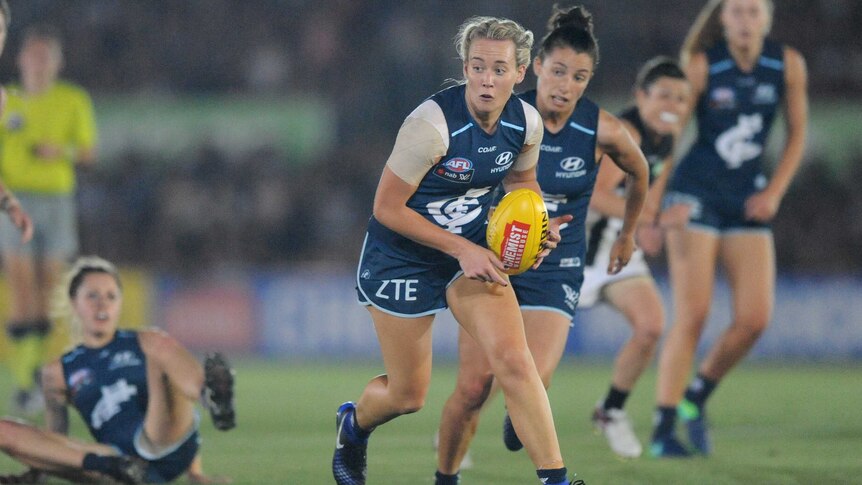 Lauren Arnell playing for Carlton in the AFLW.