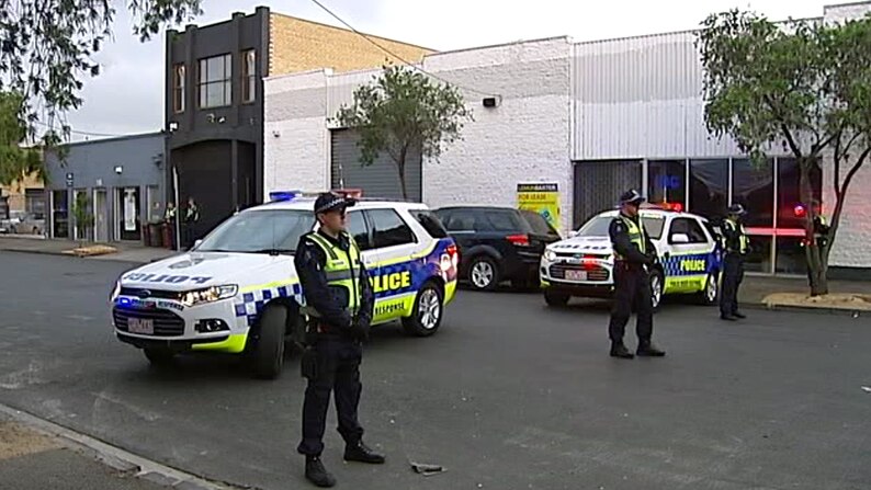 Police close South Melbourne street while conducting raid on Comanchero clubhouse