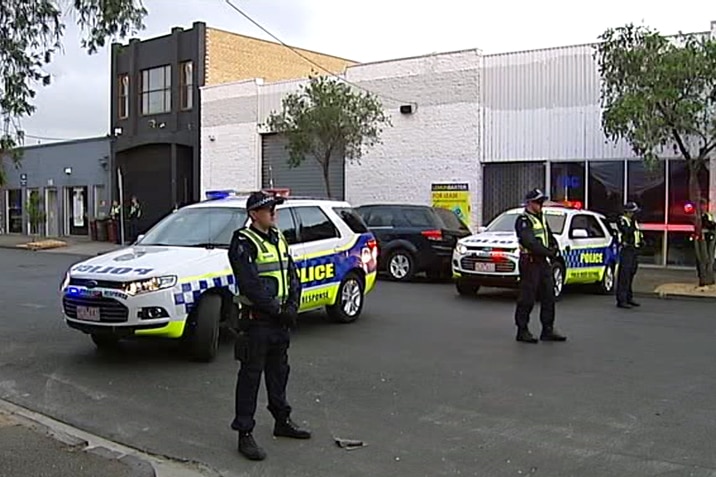 Police close South Melbourne street while conducting raid on Comanchero clubhouse
