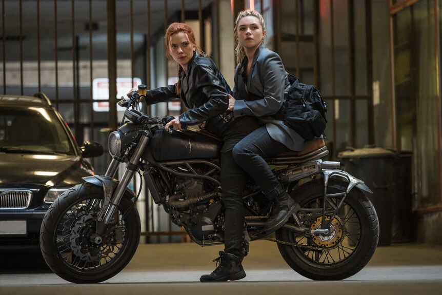 Black Widow still - Scarlett Johansson, Florence Pugh MOTORCYCLE (1)