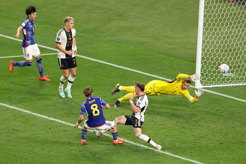 Japón dispara un gol hacia el portero.