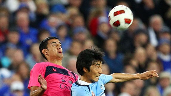 Cahill and Sung-Hwan fight for the ball