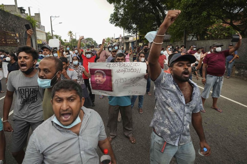 Des Sri Lankais protestent contre le blocage d'une autoroute exigeant la démission du gouvernement à Colombo, Sri Lanka/