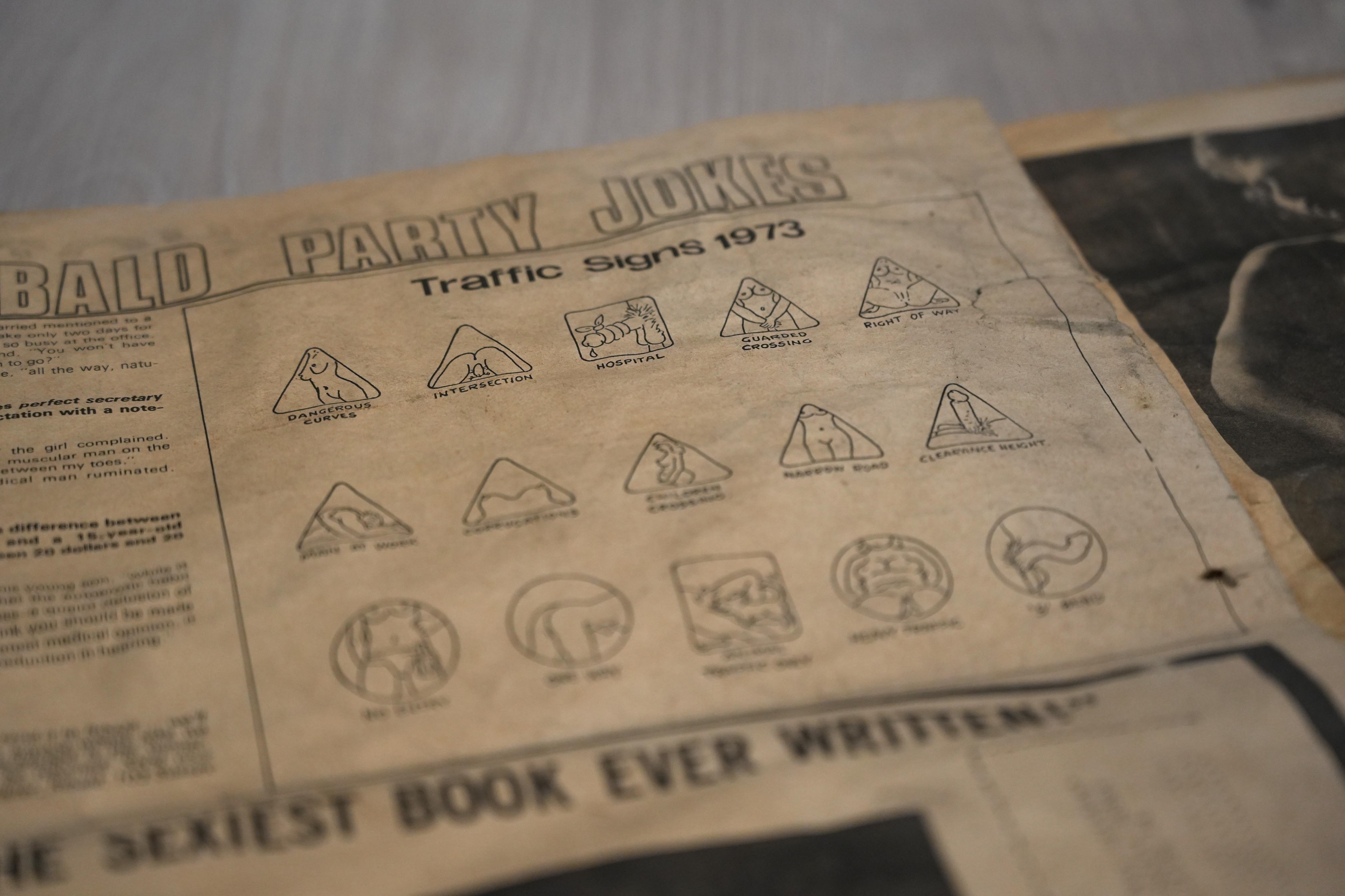 Una sección de cómic erótico en un periódico de Ribald de 1973