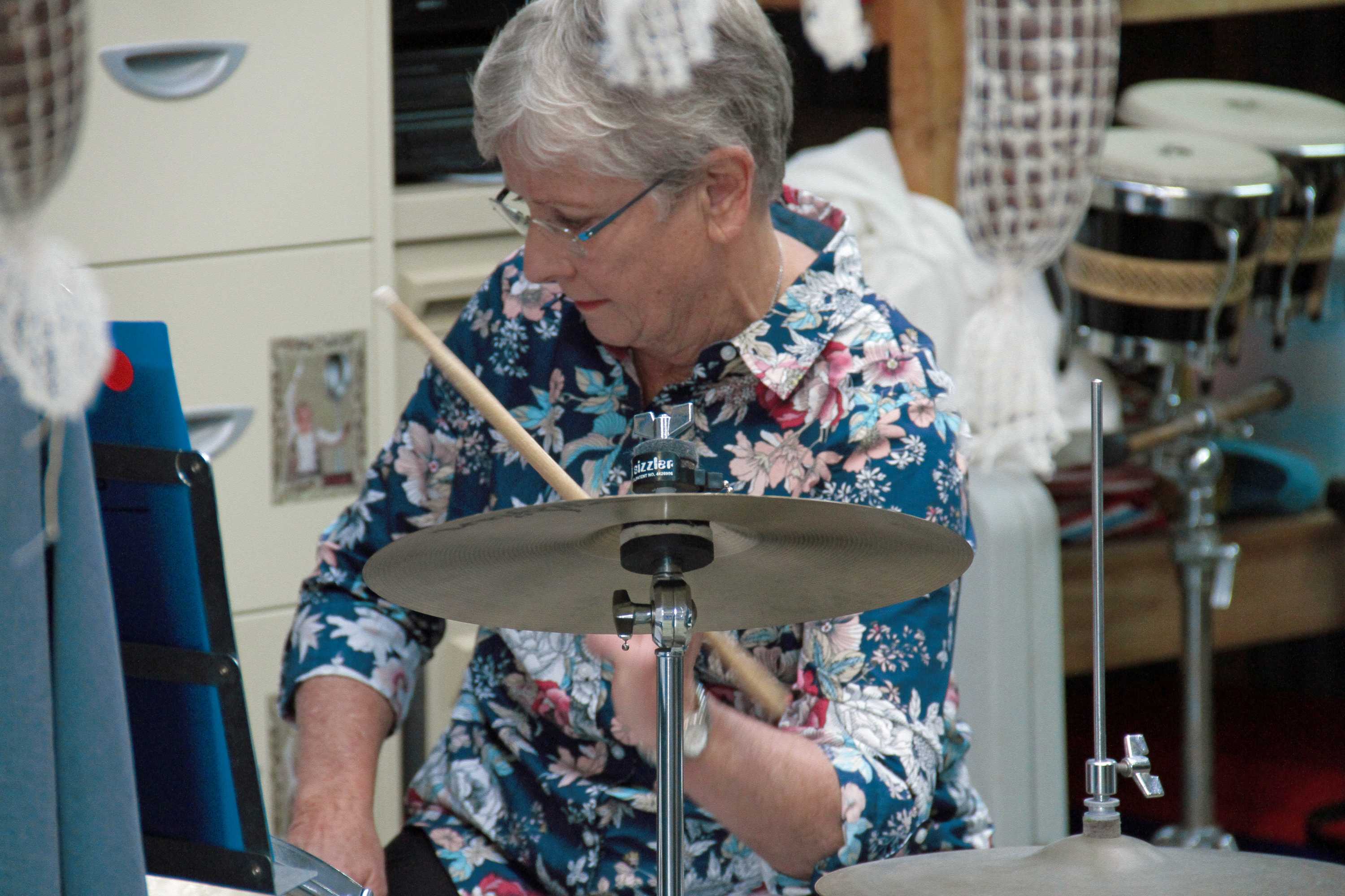 Deb 'Spoons' Perry on travelling the world with cutlery in hand being Forever Young ABC News