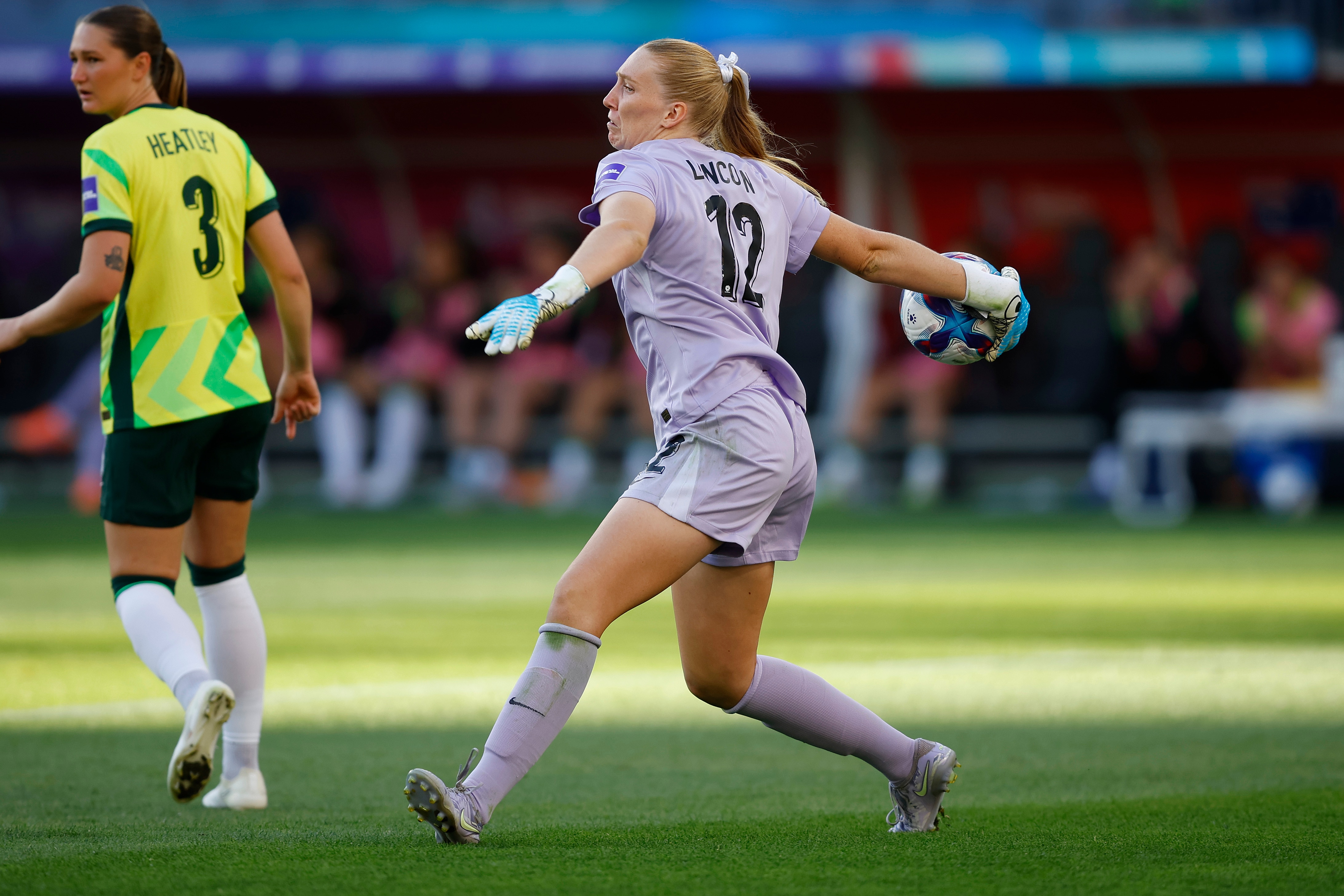 A goleira do Matildas, Chloe Lincoln, se prepara para lançar a bola