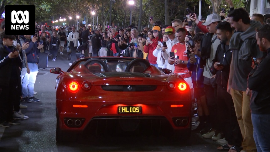 Les fans de Ferrari célèbrent la victoire du Grand Prix de Formule 1 dans la « Petite Italie » de Melbourne