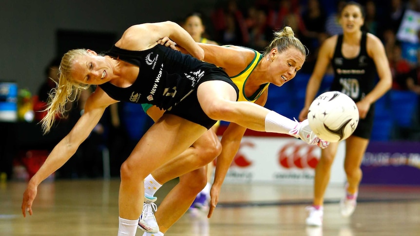 Trans-Tasman struggle ... Laura Langman (L) and Kim Green contest the ball