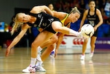 Trans-Tasman struggle ... Laura Langman (L) and Kim Green contest the ball