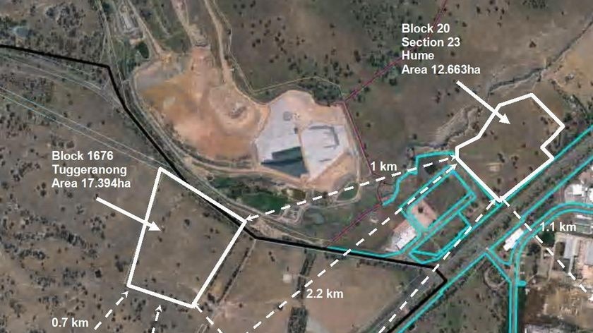 The alternative site at Hume is shown here as 2.2 km from Macarthur residents while the original site near the Mugga Lane tip is just 700m away.