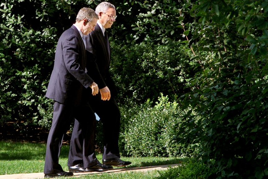 George W. Bush e Colin Powell camminano per i giardini della Casa Bianca.
