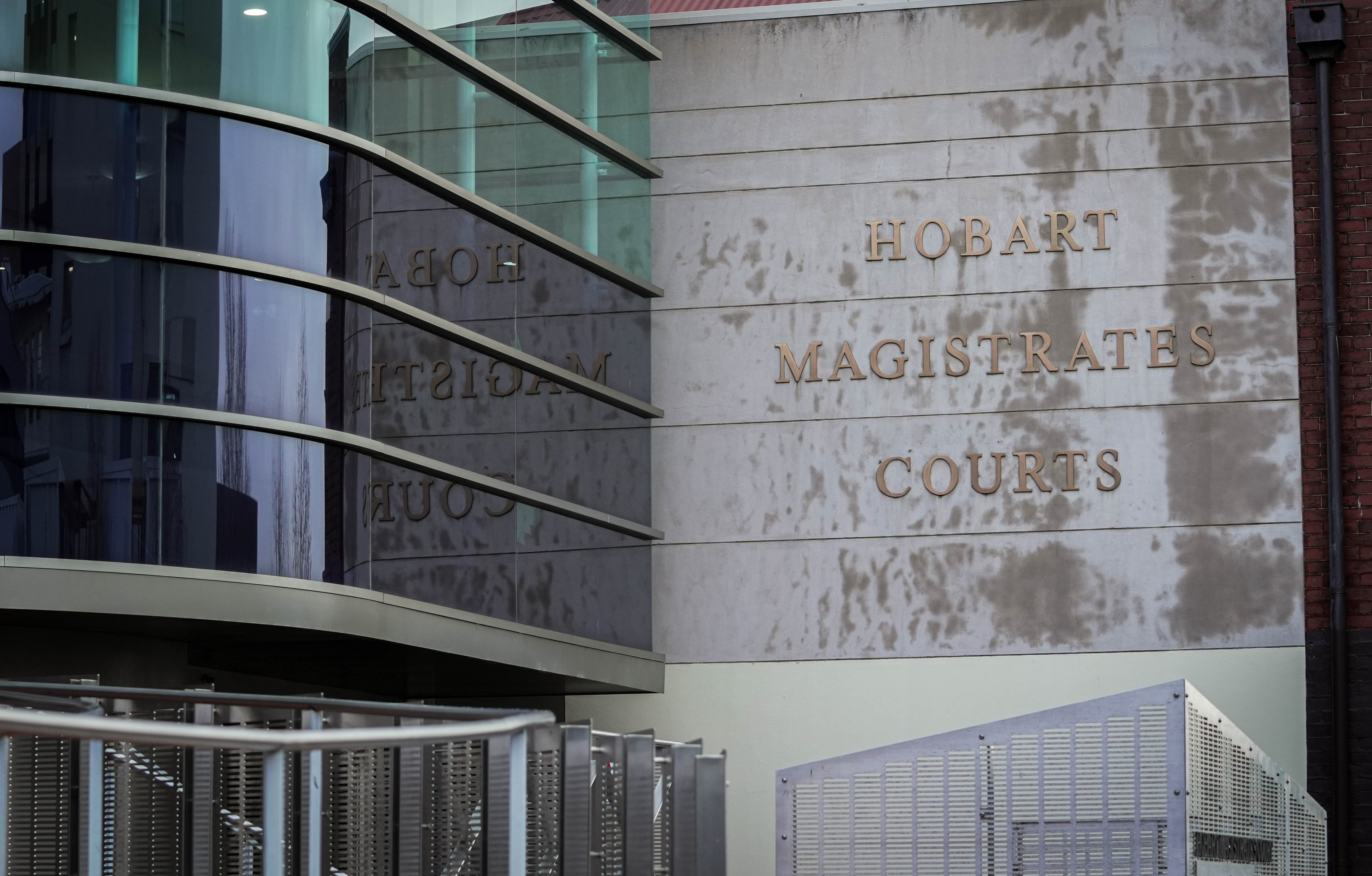 Placas indicando Tribunal de Magistrados de Hobart na lateral de um prédio