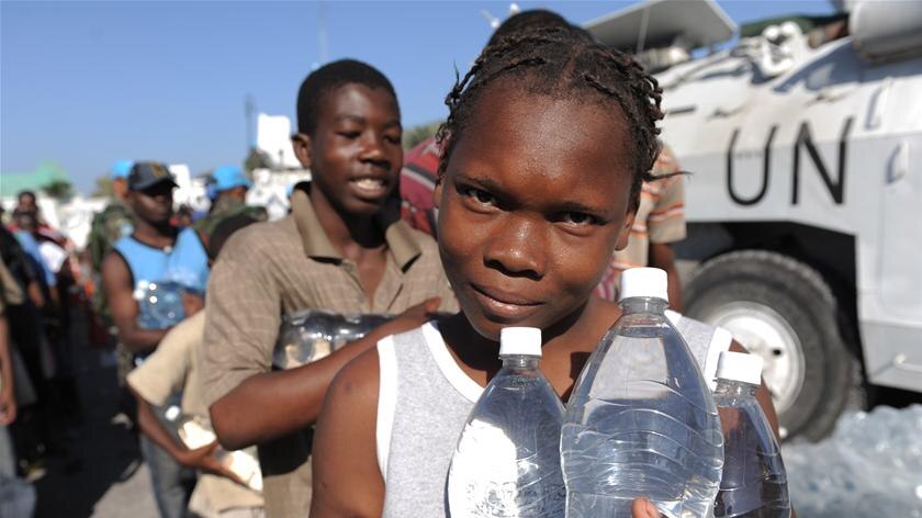 Haitians recieve water