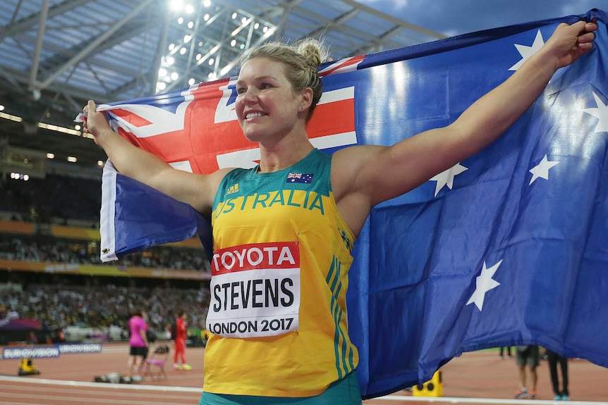 L'Australienne Dani Stevens célèbre sa médaille d'argent au disque aux titres mondiaux d'athlétisme