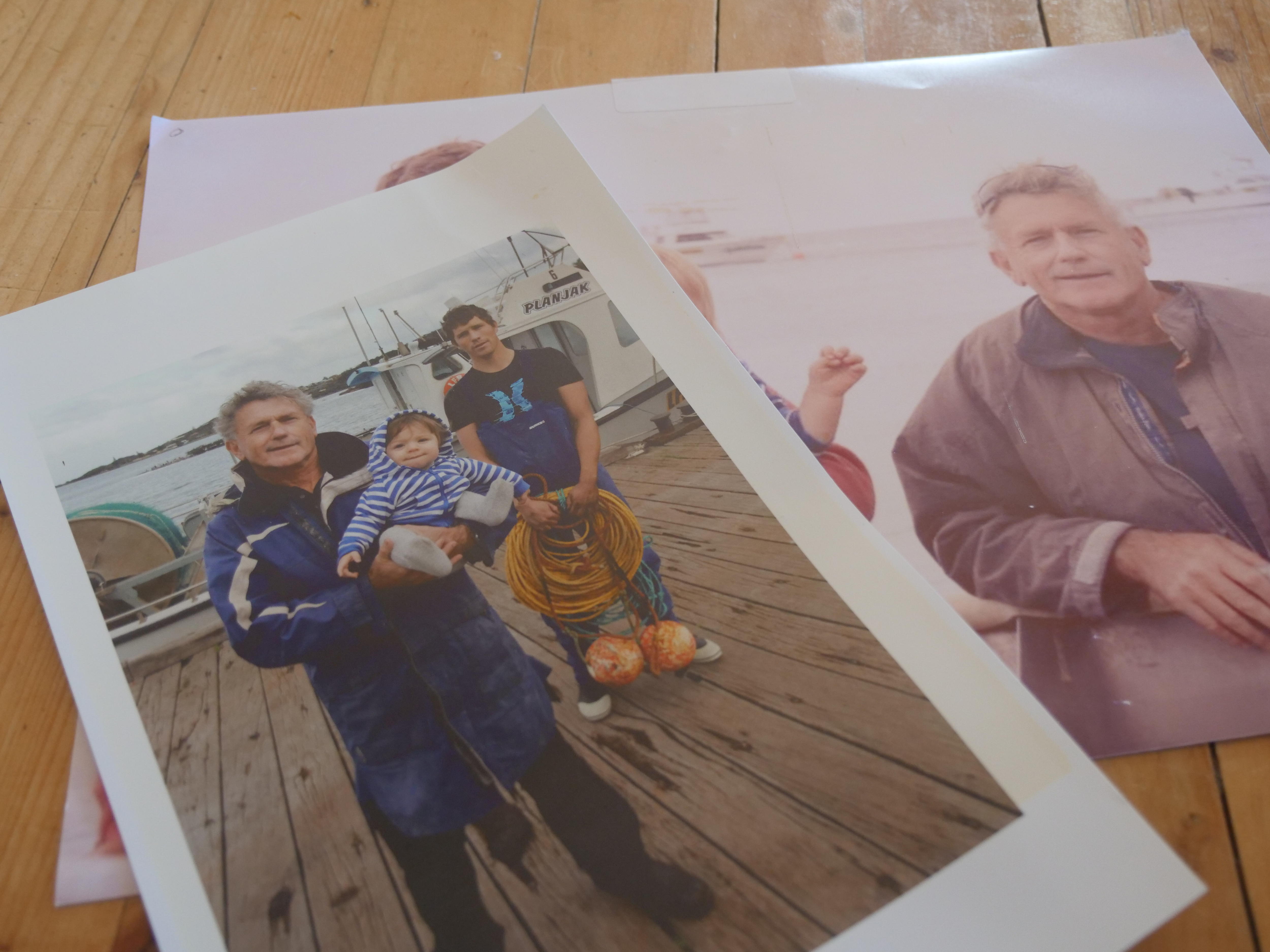 Una colección de antiguas fotografías familiares de un hombre de pelo blanco sentado en un barco de pesca o alrededor de él. 