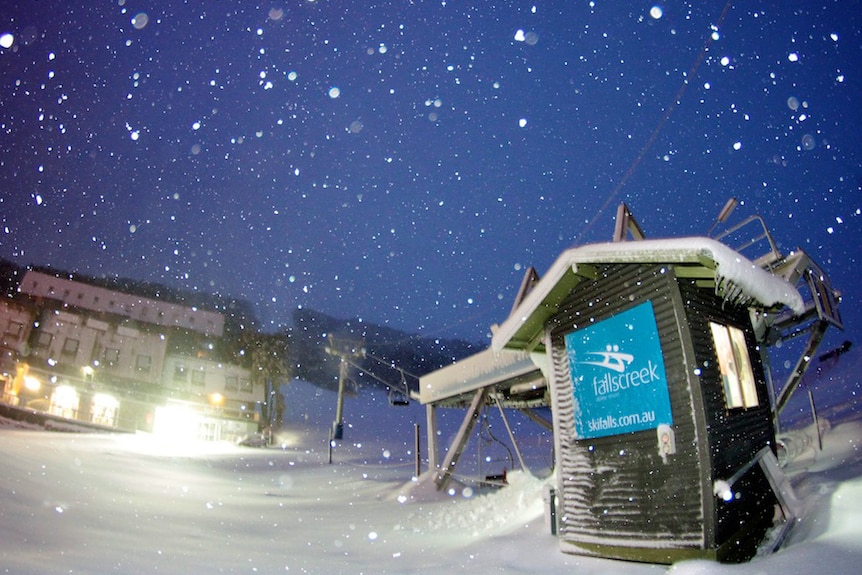 Victoria's ski resorts are expecting another 30cms of snow overnight.