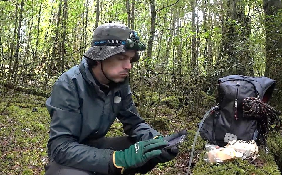 Rob Parsons fotografado em um arbusto.